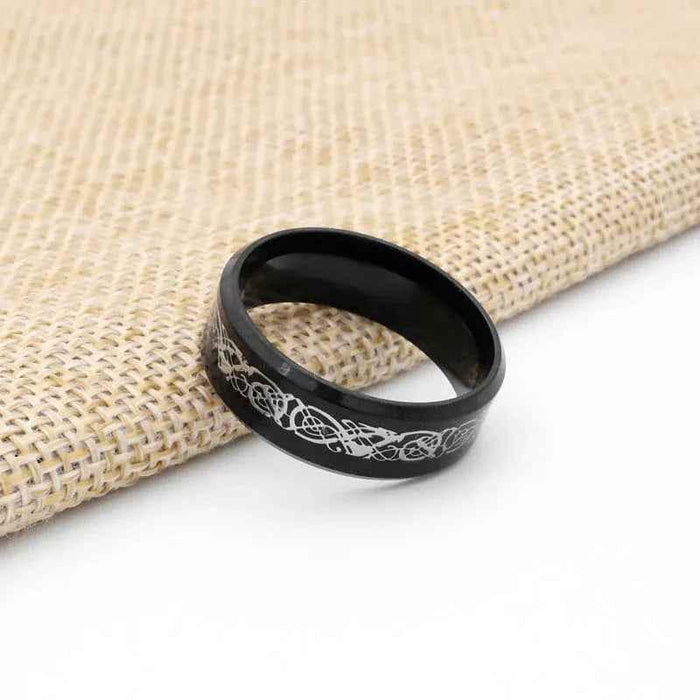 Black beveled edge band ring with stripe pattern, stainless steel jewelry by Glitters, showcasing a sleek, modern design.