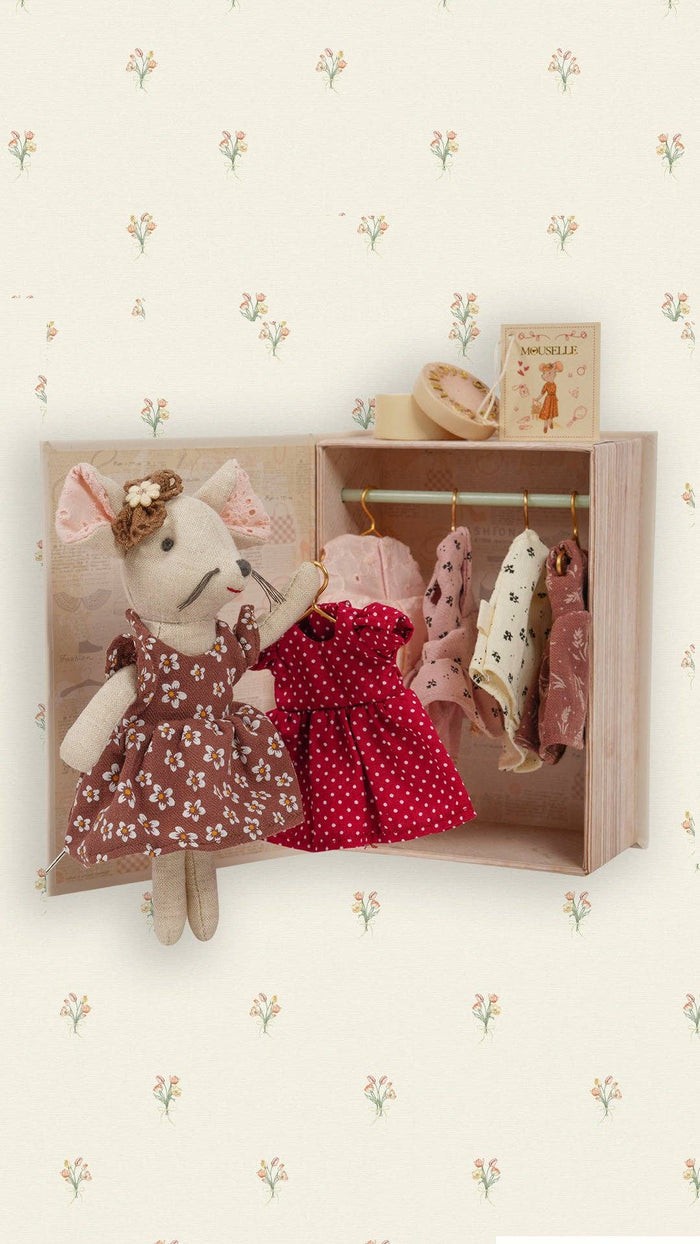 Mouselle Mouse with wardrobe of clothes