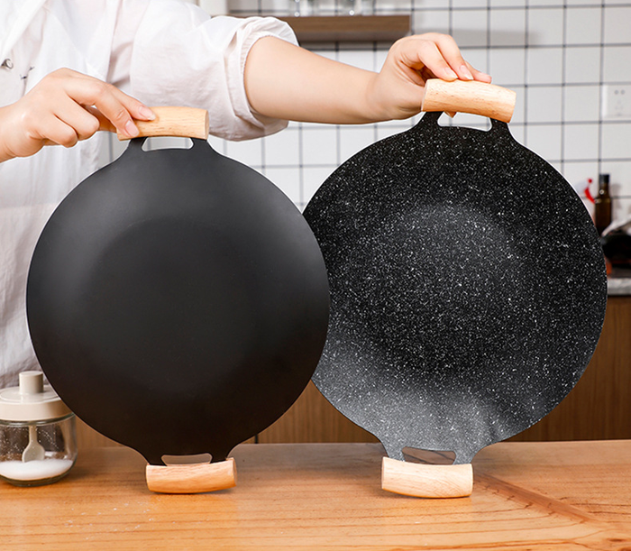 ECOTREK 30cm portable non-stick barbecue plate for grilling, ideal for outdoor cooking and easy cleaning.