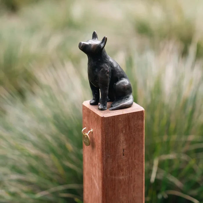 RBM VENUS DOG MEMORIAL ON POST - FIGURINE ONLY