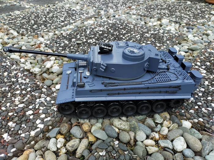 Remote control Germany Tiger battle tank in 1:18 scale, 2.4G, detailed toy model for outdoor play and display